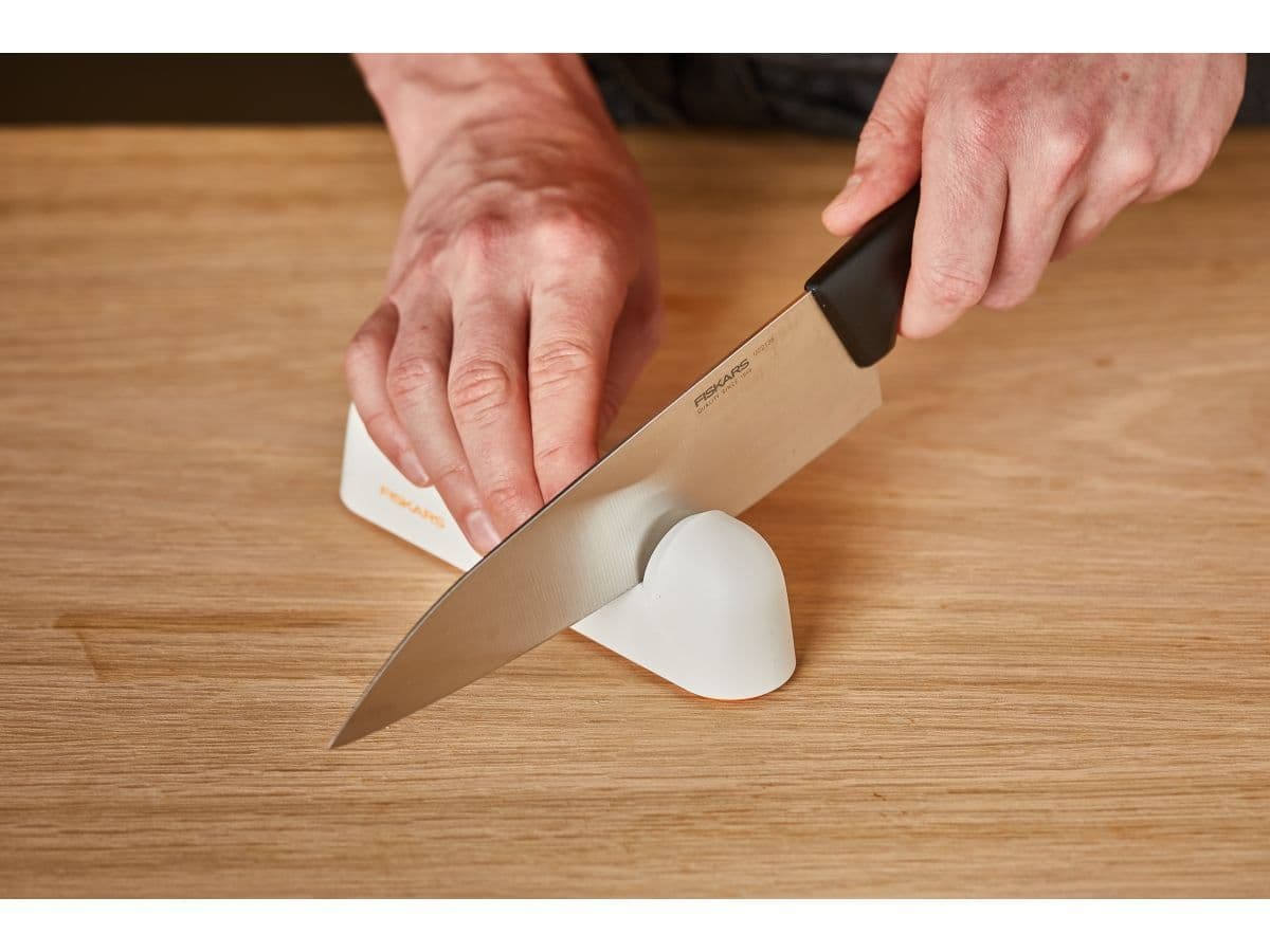 Точилка для ножей белая Functional Form  Fiskars - изображение 3