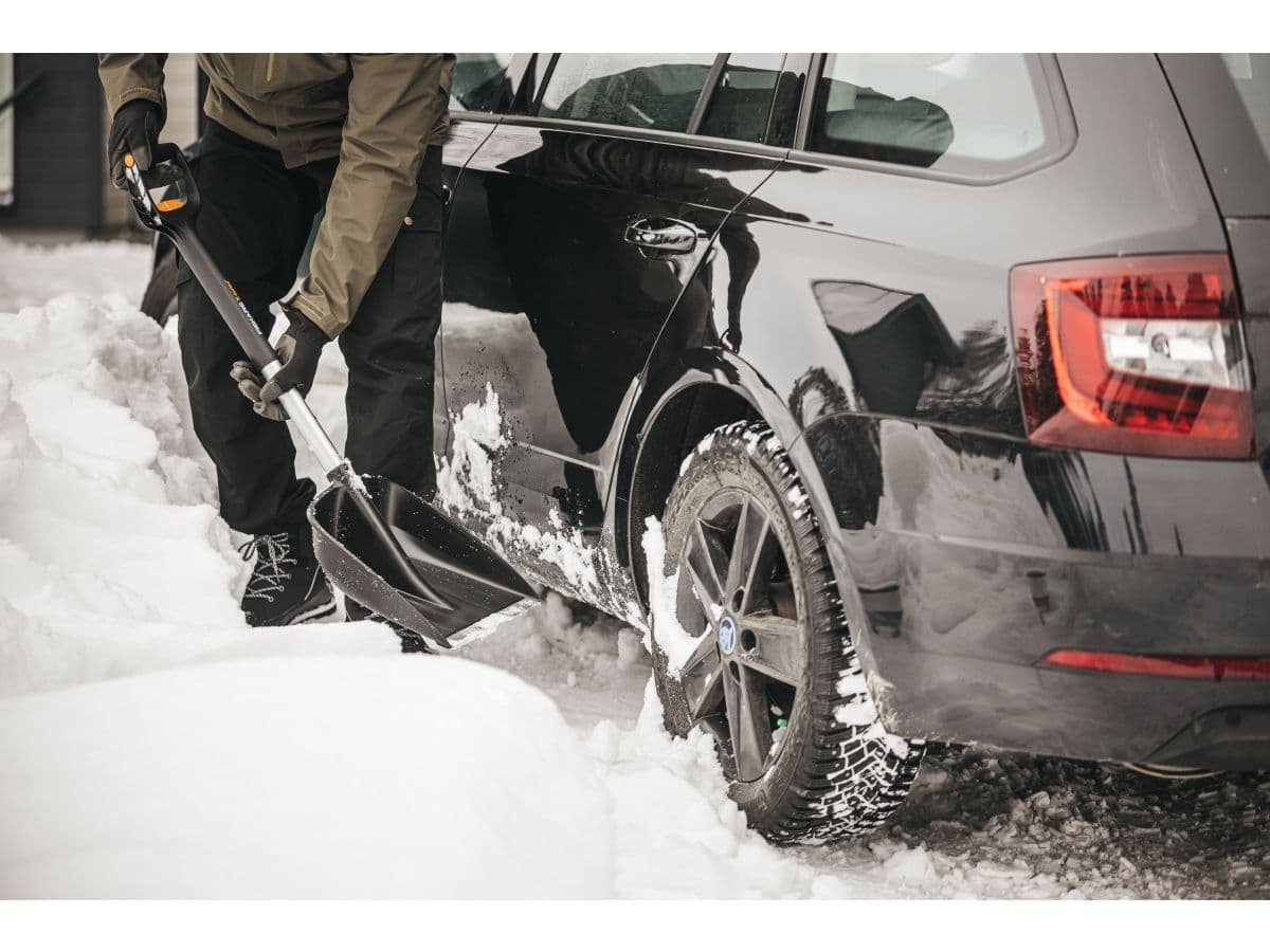 Лопата снеговая автомобильная телескопическая X-series FISKARS - изображение 7