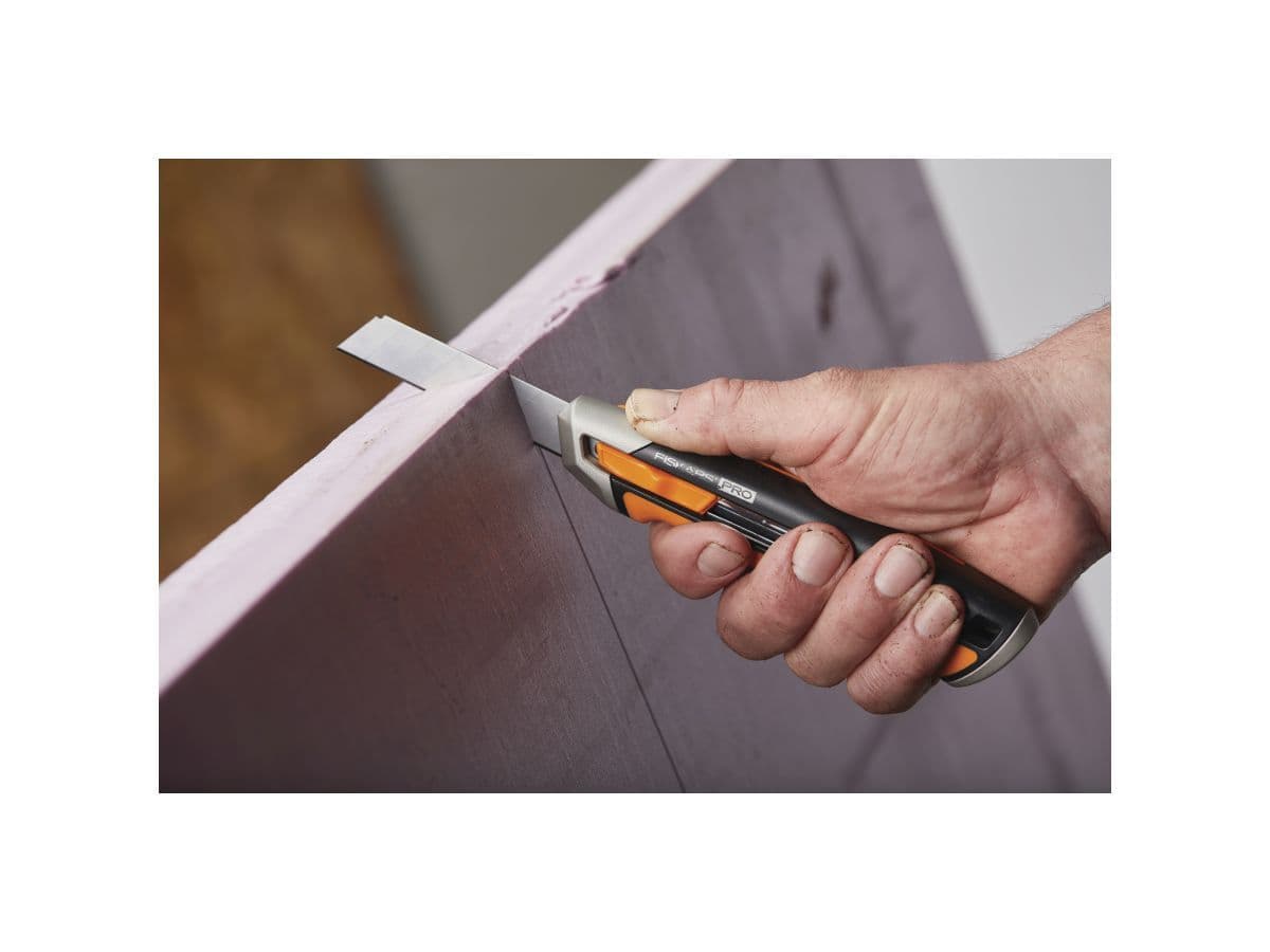 Нож с выдвижным, сменным лезвием18мм CarbonMax FISKARS - изображение 8