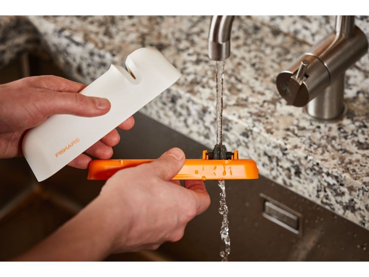 Точилка для ножей белая Functional Form  Fiskars - изображение 5