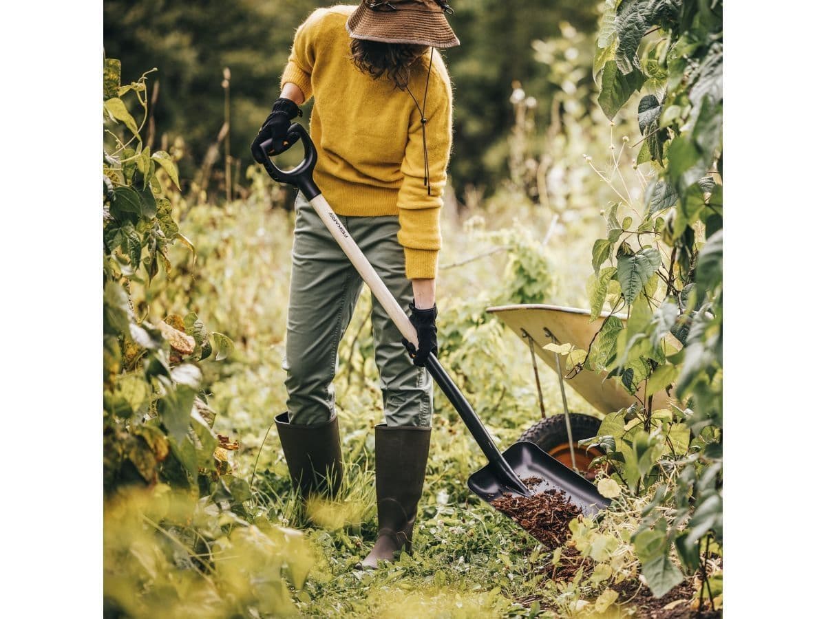 Лопата совковая с дер. черенком и ручкой FISKARS - изображение 4