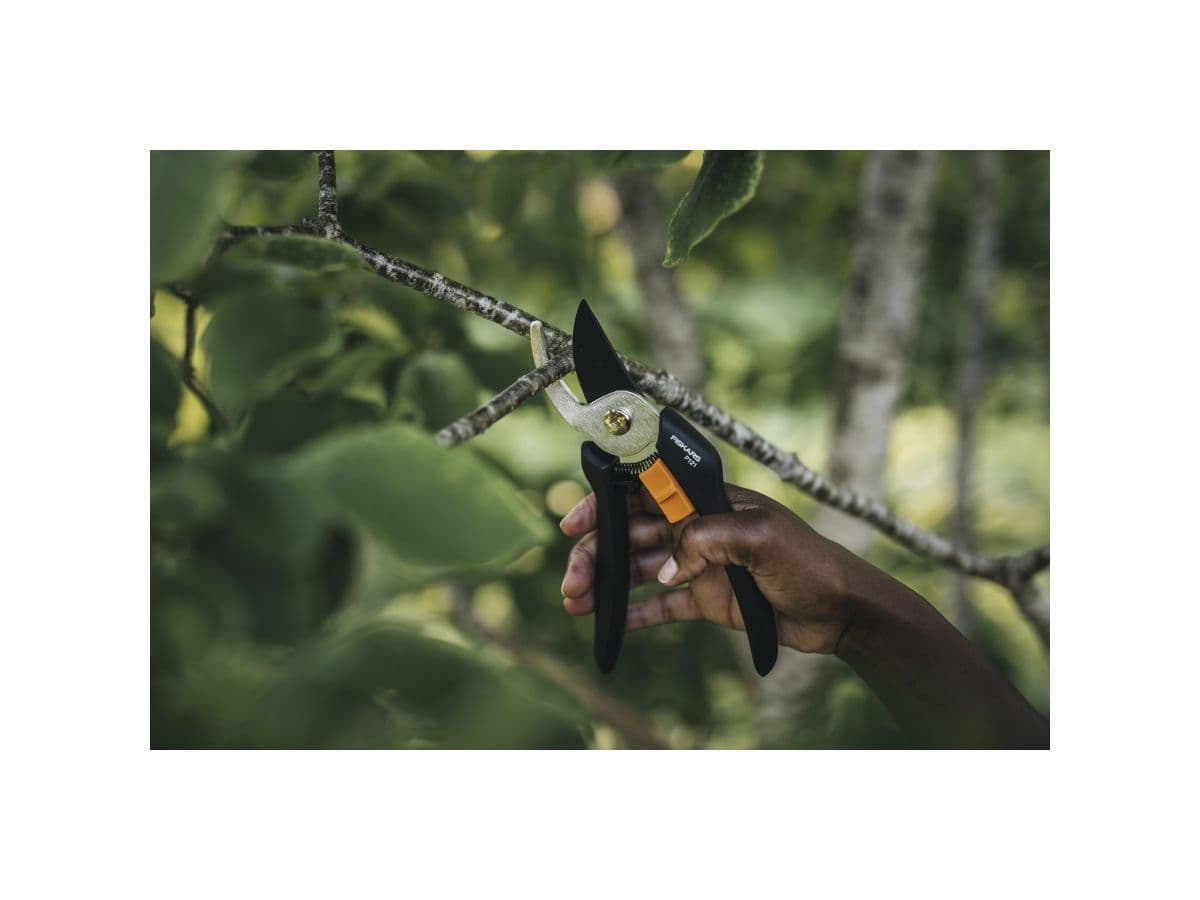 Секатор плоскостной FISKARS Solid P121 - изображение 8