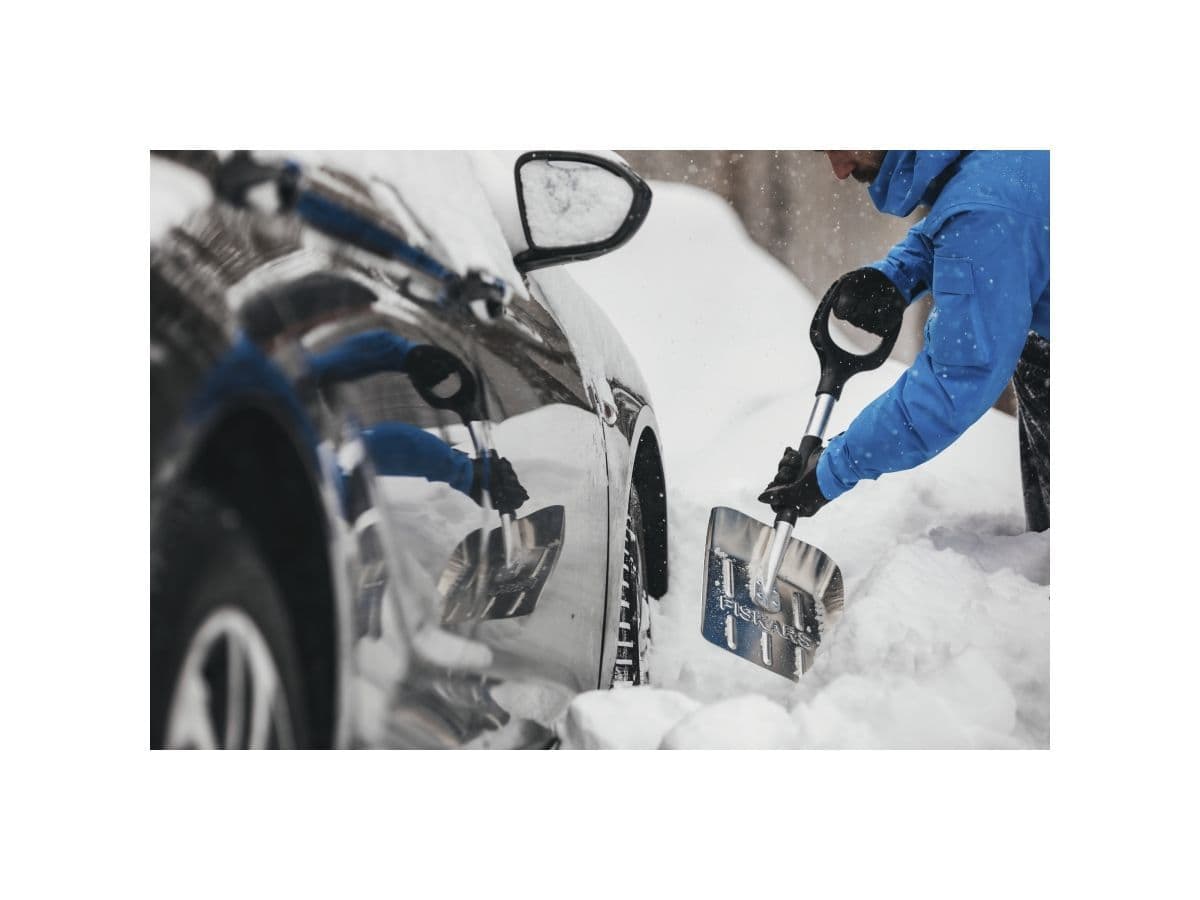 Лопата снеговая автомобильная алюминиевая FISKARS - изображение 3