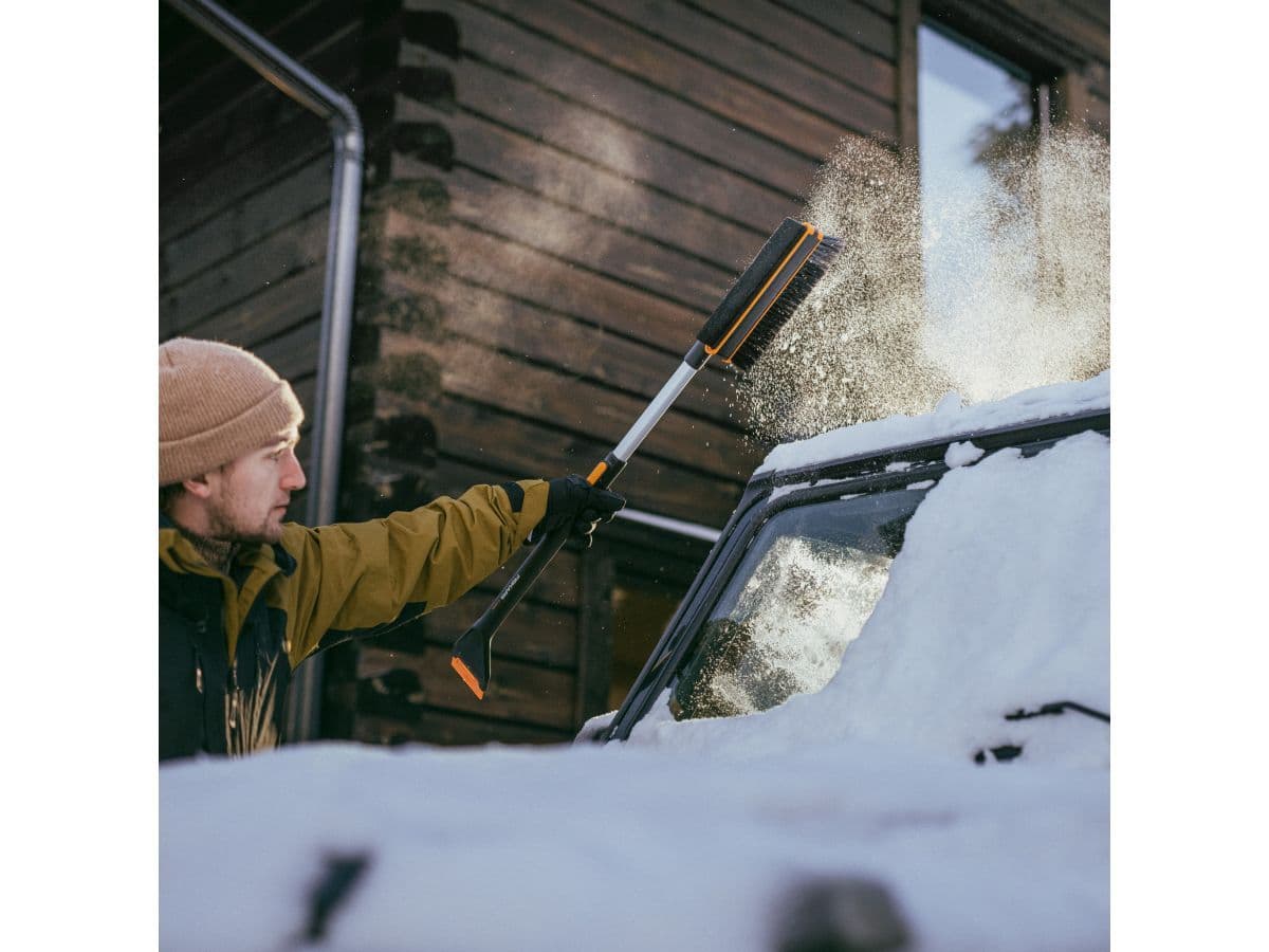 Щетка для снега 96-121см телескоп. со скребком X-series FISKARS - изображение 7