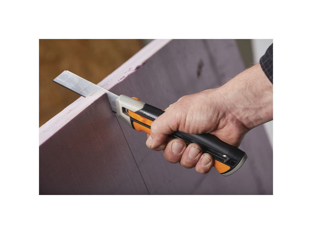 Нож с выдвижным, сменным лезвием 25мм CarbonMax FISKARS - изображение 8