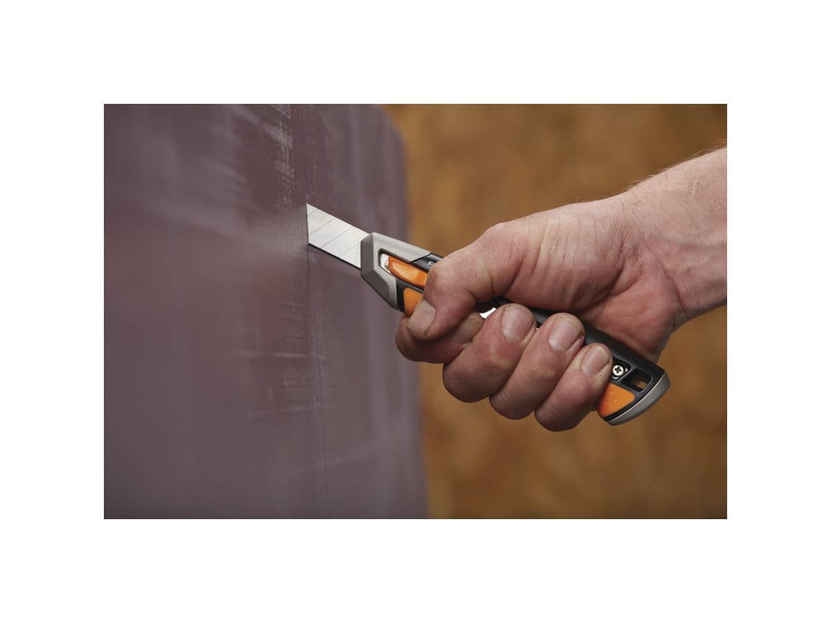 Нож с выдвижным, сменным лезвием18мм CarbonMax FISKARS - изображение 7