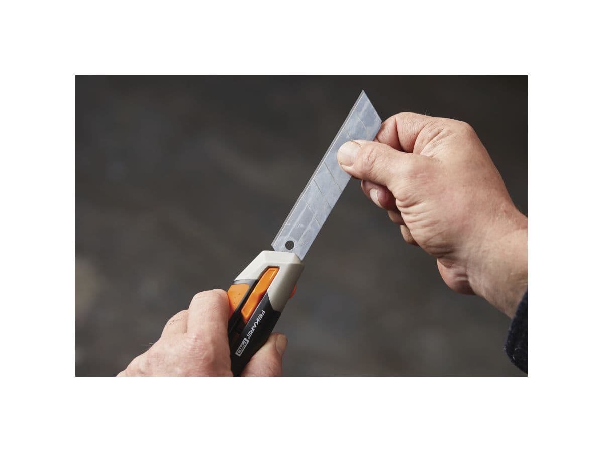 Нож с выдвижным, сменным лезвием 25мм CarbonMax FISKARS - изображение 10