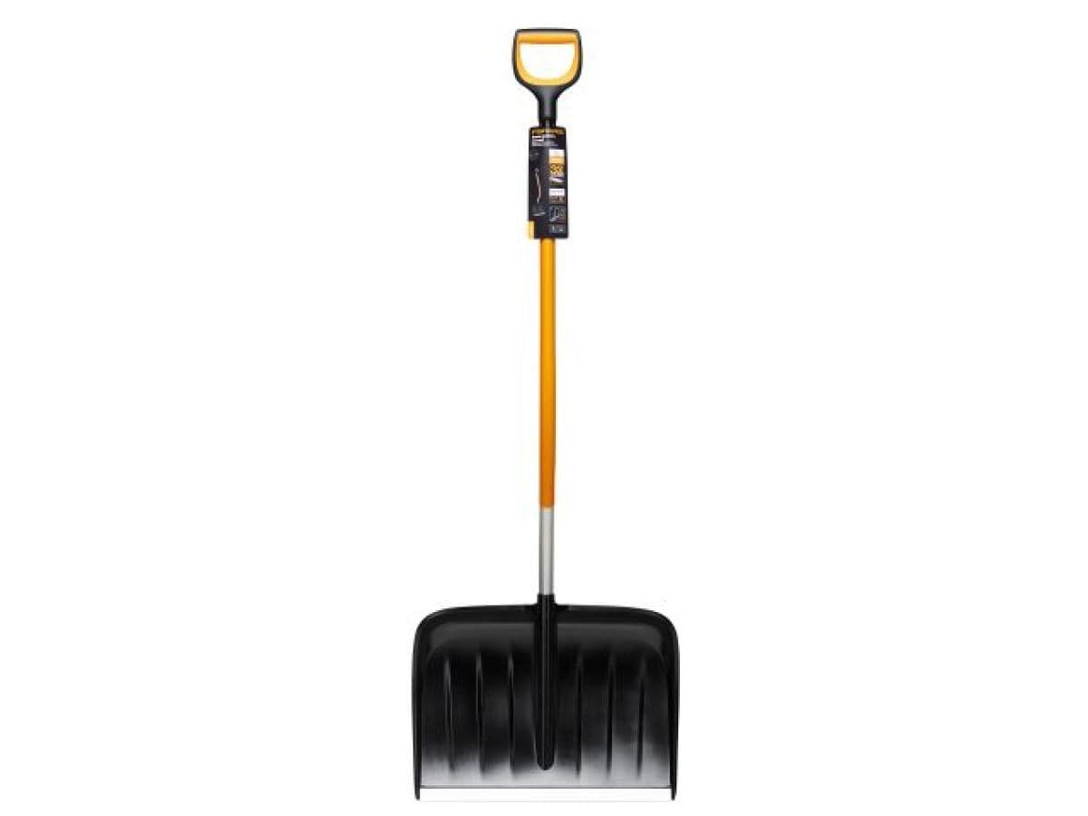 Лопата (скрепер) для снега c изогнутой ручкой X-series FISKARS - изображение 1