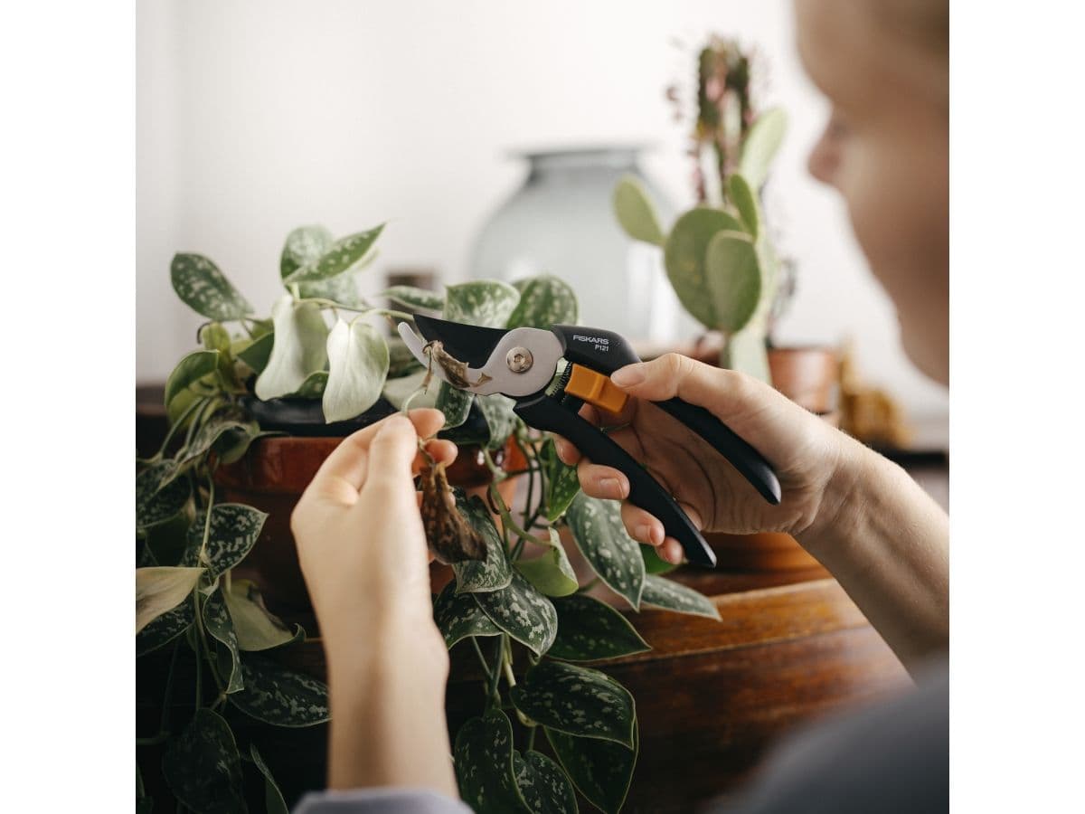 Секатор плоскостной FISKARS Solid P121 - изображение 7