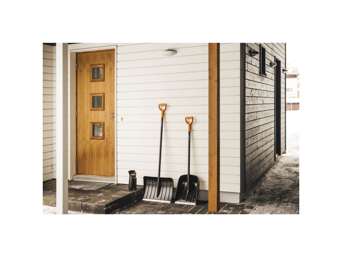 Лопата (скрепер) для снега Solid FISKARS - изображение 4