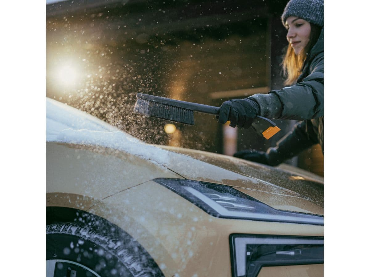 Щетка для снега 47см со скребком Solid FISKARS - изображение 5