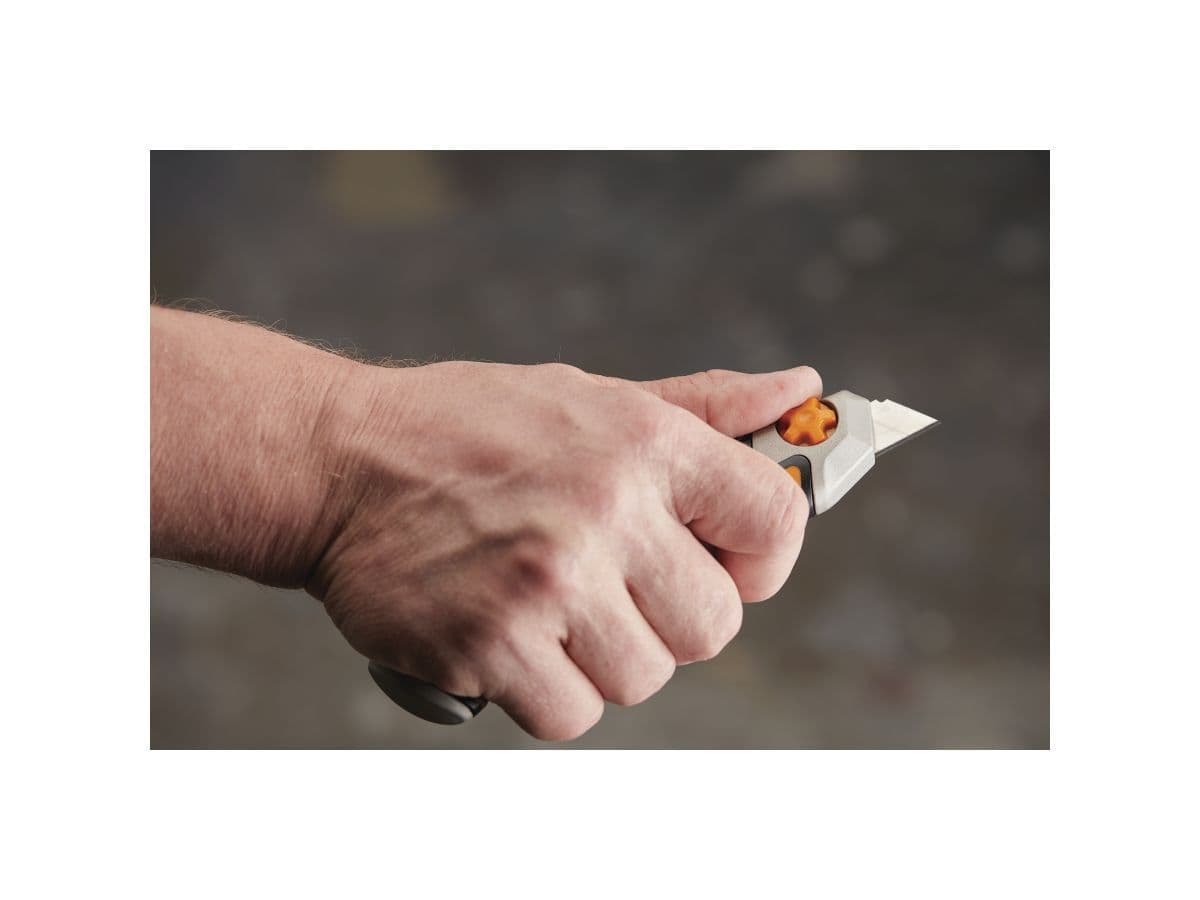 Нож с выдвижным, сменным лезвием18мм CarbonMax FISKARS - изображение 10