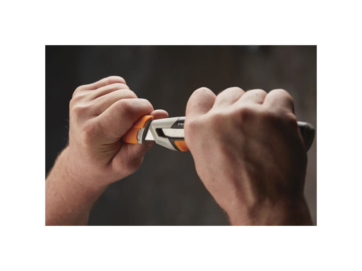 Нож с выдвижным, сменным лезвием18мм CarbonMax FISKARS - изображение 11